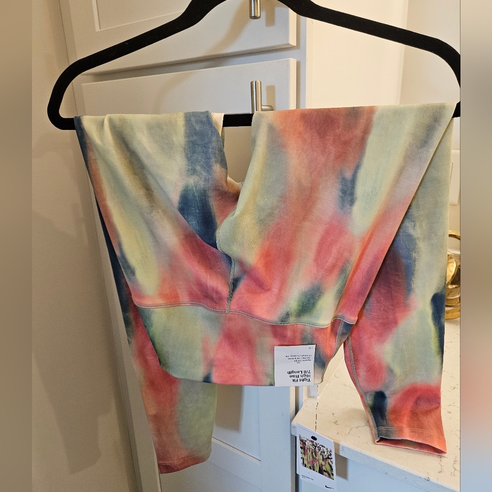 RARE Nike One Artist Collection Women’s multicolor cropped leggings NWT XS - Picture 3 of 4